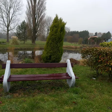 게스트하우스 La Fontaine Du Marais Pendé